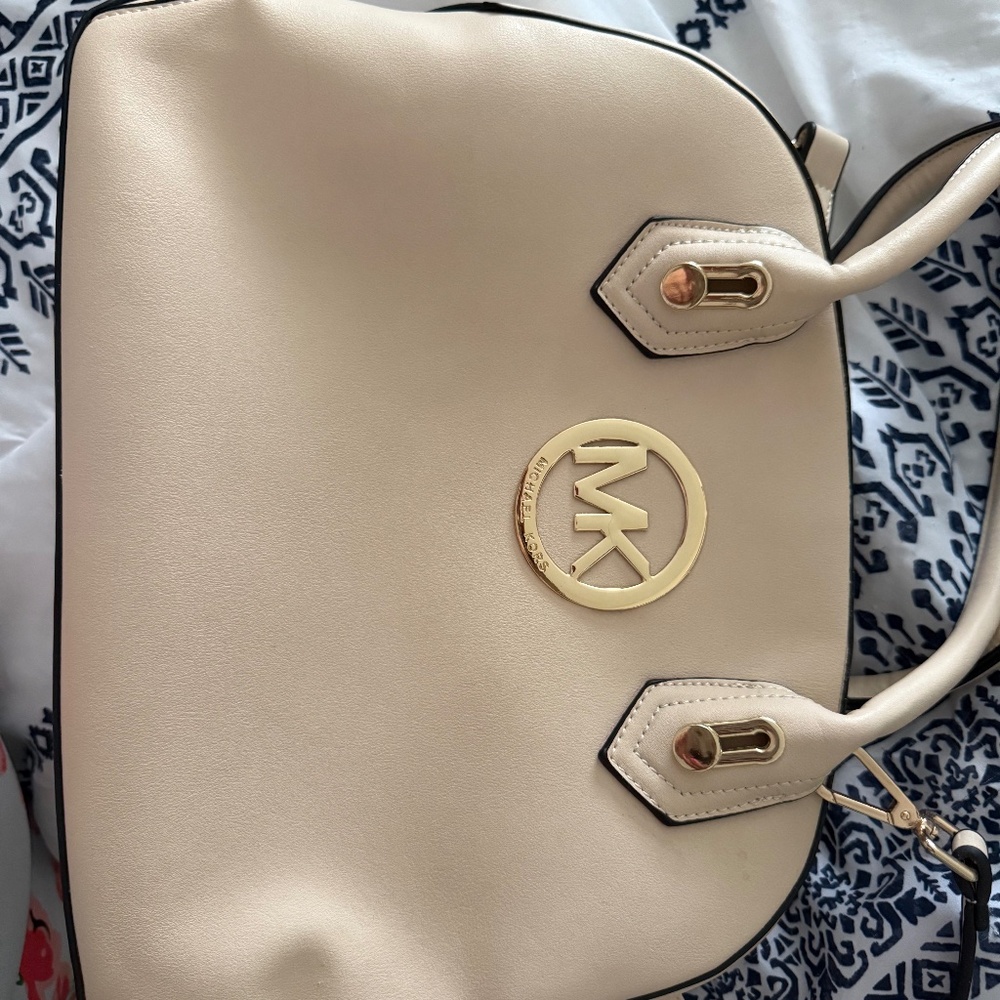 Michael Kors Medium Handbag - Cream - Excellent Condition!  Includes wristlet!